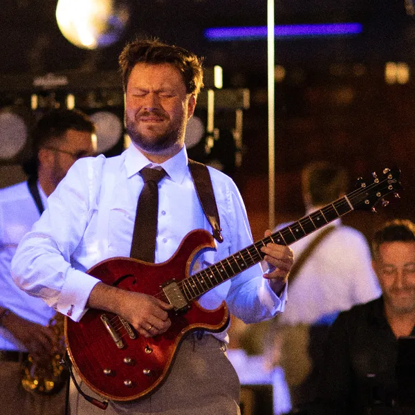 Marcus Klenz spielt Gitarre auf einer Hochzeit.