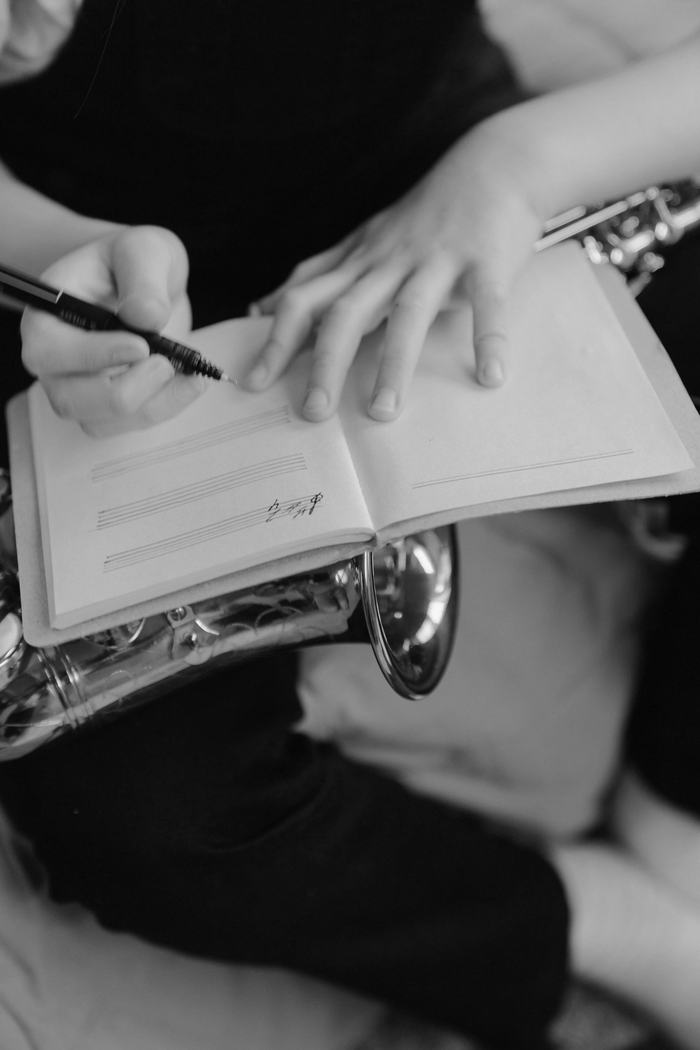 Saxophonunterricht — Detail einer Schüler*in am Instrument.