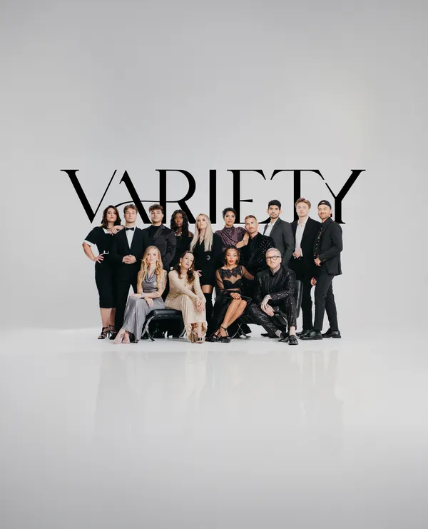 Viele Musiker stehen fröhlich zu einem Gruppenportrait vor dem Schriftzug Variety.